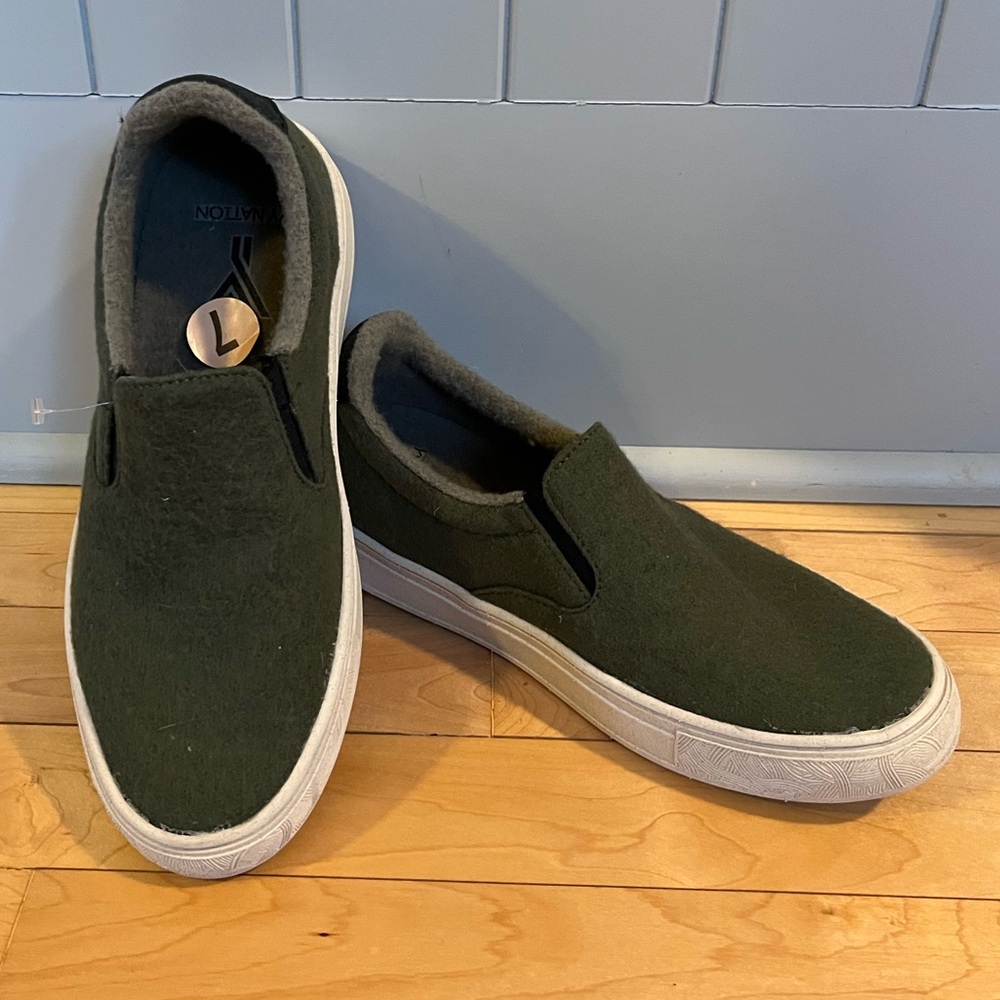 NWOT YY Nation Slip-On Sneakers - Unisex - Women's 7 / Men's 5.5